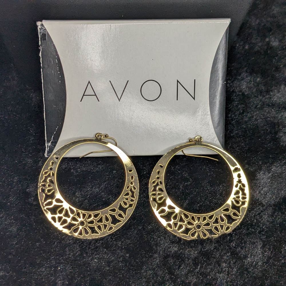 Avon Textured Flowers Gold Tone Cutout Hoop Earrings EUC